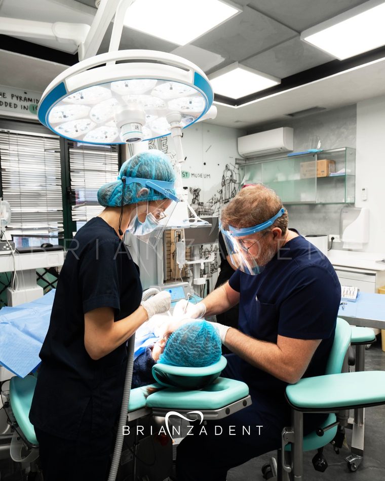 Quirófano del hospital de día de Tirana donde la cirugía de implantes se realiza bajo monitorización anestesiológica
