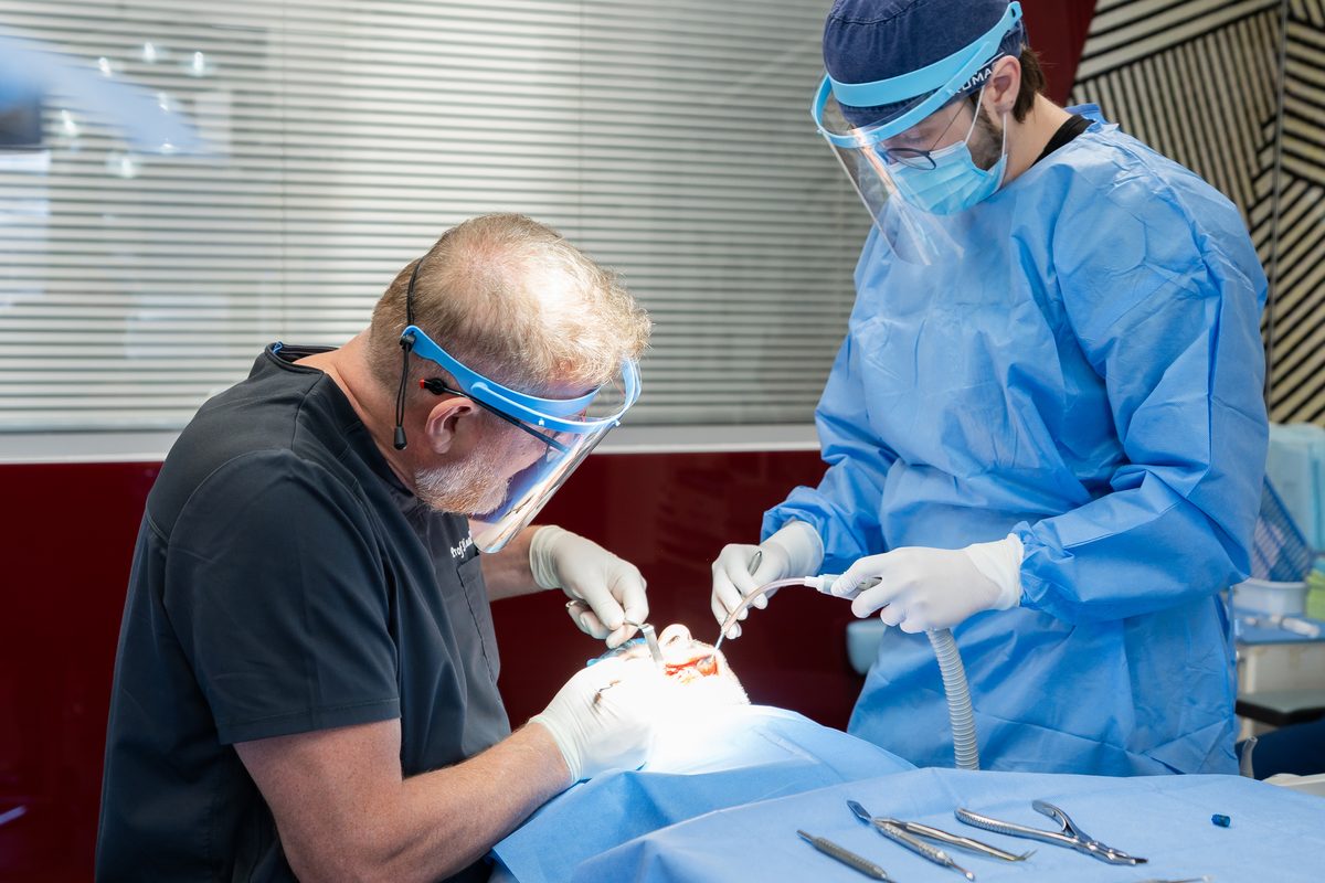 Cirugía de implantes realizada bajo monitorización anestesiológica en el hospital de día Brianza Dent