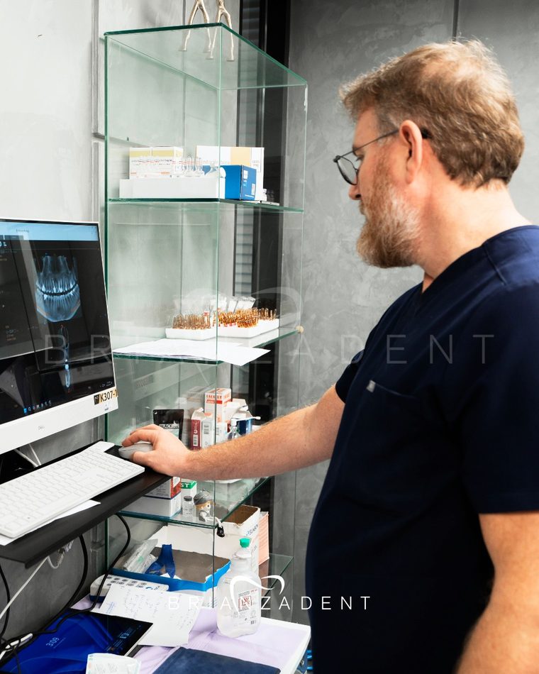 Laboratorio dental digital propio produciendo una arcada completa de circonio para un paciente de Brianza Dent