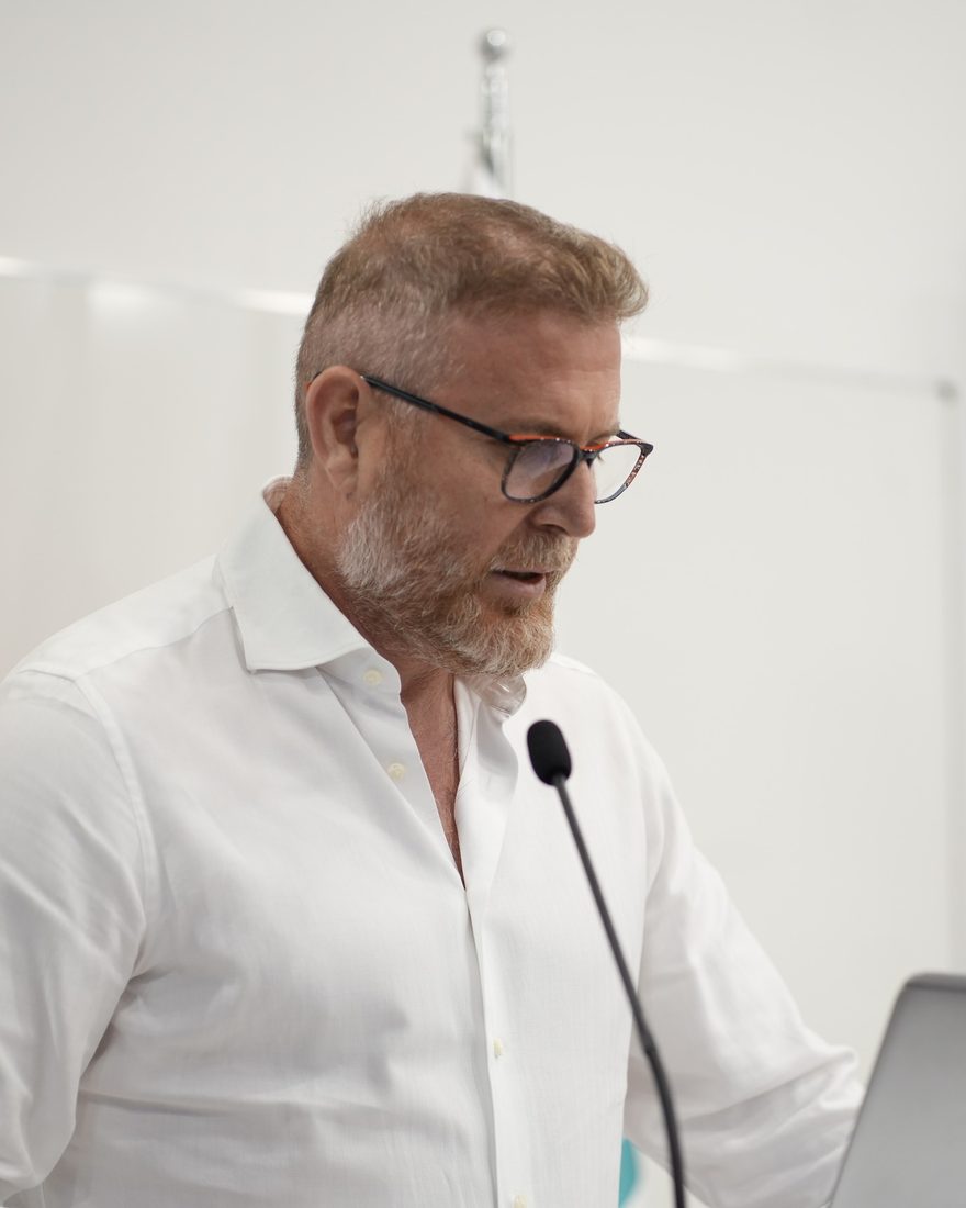 El Prof. Dr. Luan Mavriqi, catedrático de implantología y director clínico de Brianza Dent, Tirana
