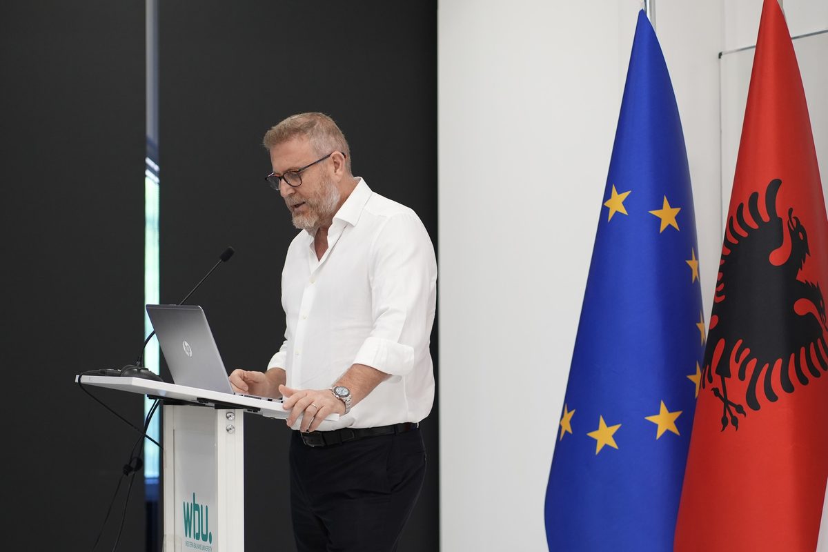El Prof. Dr. Luan Mavriqi impartiendo el programa de especialización en implantología avanzada