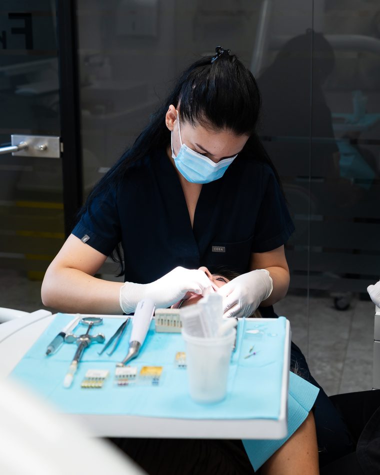 Bandeja quirúrgica estéril preparada antes de una cirugía de implantes en Brianza Dent